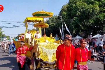 Masyarakat meriahkan HUT ke 653 Cirebon dengan kirab ziarah agung