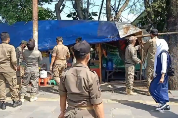 Satpol PP Kota Cirebon tertibkan PKL dan bangunan liar