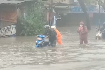 Tangerang banjir, akses jalan ke Jakarta terputus