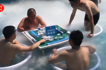 Warga Chongqing bermain mahjong di air dingin