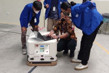 Mahasiswa Udinus Semarang ciptakan robot alat angkut di pabrik