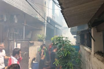 Sebuah rumah terbakar di kawasan Pekojan Jakbar siang ini