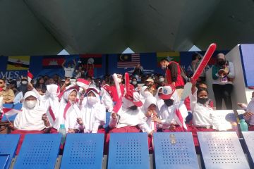 Puluhan siswa SD hadir di stadion dukung atlet Indonesia