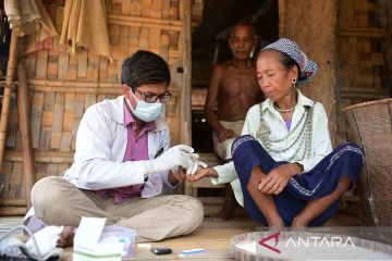 Tes malaria untuk warga Suku Reang