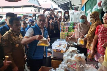 Mendag bagikan minyak goreng gratis untuk warga miskin di Jambi