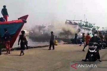 Kapal ikan terbakar saat bongkar muatan di Dermaga PPS Muara Baru