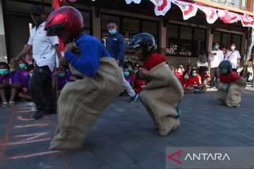 Lomba balap karung sambut HUT ke-77 Kemerdekaan RI