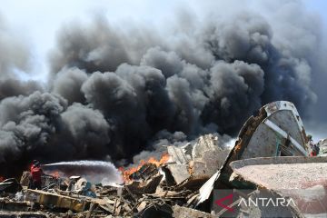 Kebakaran rongsokan perahu dan kapal di Pelabuhan Panarukan