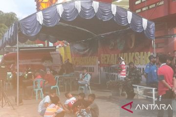 Dinkes Pamekasan pasang aplikasi PeduliLindungi di Stadion Pamekasan