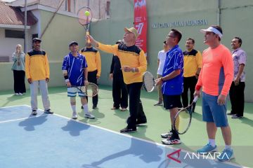 Turnamen tenis unik di Sumbar total umur peserta harus 105 tahun