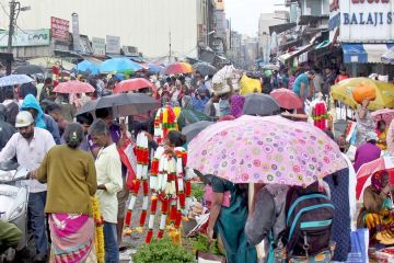 Pasar bunga di Bangalore India ramai menjelang Varalakshmi Vratam
