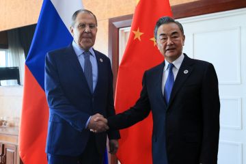 Angkatan laut Rusia dan China gelar latihan perang bersama