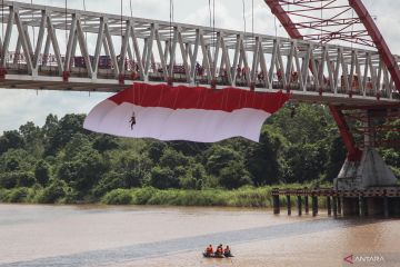 Pembentangan Bendera Merah Putih di Jembatan Kahayan