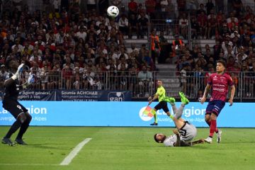 Messi cetak dua gol saat PSG buka musim dengan cukur Clermont 5-0