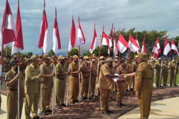 Gubernur Papua Barat bagikan 10 juta bendera Merah Putih