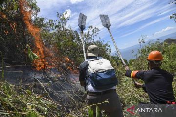 Upaya pemadaman karhutla di Samosir, Sumatera Utara