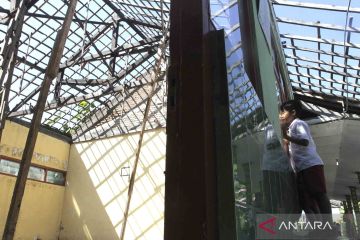 Kondisi bangunan SD Negeri Karangmalang 1 di Ngawi rusak parah