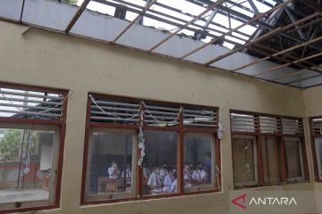 Murid terpaksa belajar di parkiran akibat atap sekolah rusak parah