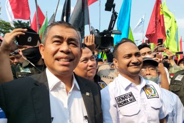 Anggota DPD RI temui buruh di depan Gedung Parlemen