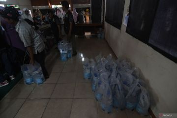 Pembagian Air Zamzam Untuk Jamaah Haji