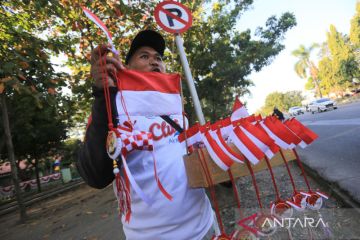 Penjualan pernak - pernik HUT Kemerdekaan
