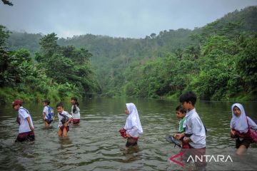 Bertaruh nyawa untuk bersekolah, siswa menyeberangi Sungai Ciujung di Cianjur