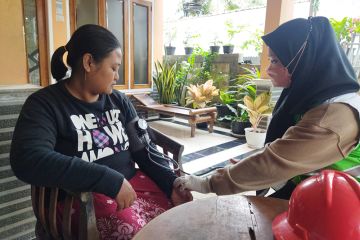 Hutama Karya beri layanan medis warga Cilacap terdampak rembesan BBM