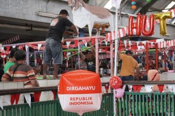 Pasar tradisional bernuansa merah Putin