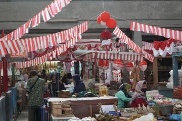 Pasar tradisional bernuansa merah Putin