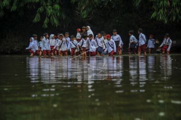 Siswa Seberangi Sungai Untuk Sekolah