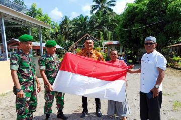 Pemkab Pasaman Barat bagikan bendera ke masyarakat meriahkan HUT RI