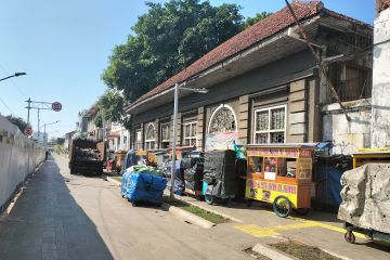 Pemkot gandeng puluhan PKL tanam pohon di Jalan Mangga Besar