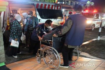 Satu haji Jateng setiba di Tanah Air langsung dinaikkan ke ambulans
