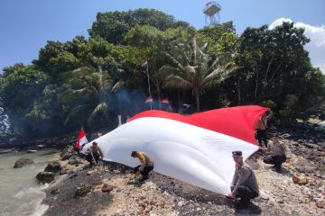 Polres Bintan kibarkan bendera Merah Putih di pulau terdepan