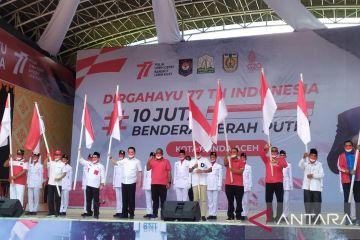 Wamendagri bagikan bendera Merah Putih ke masyarakat Aceh