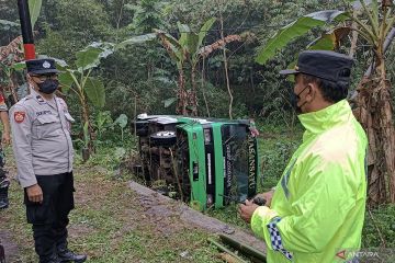 Bus mengangkut puluhan siswa terperosok saat akan berwisata di Malang