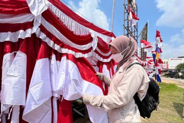 Penjual bendera di Batam meraup omzet hingga Rp1 juta per hari