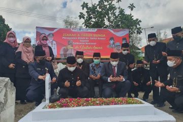 Manajemen RSUD tabur bunga di makam pejuang dr Saiful Anwar