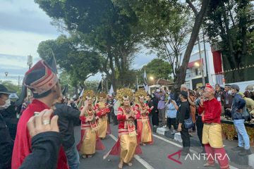 Partai Masyumi tiba di KPU dengan iringan tari Gelombang Persembahan