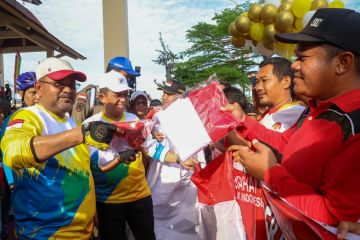 Gubernur Kepri bagikan 2.000 bendera merah putih di Kabupaten Karimun