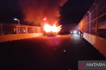 Satu mobil hias terbakar di akhir gelaran Jakarnaval