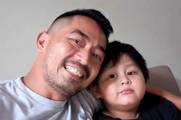 Tanamkan nilai nasionalisme ke anak, Yama Carlos kenalkan lagu militer