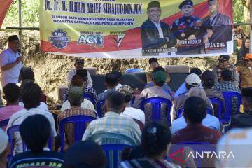 Spanduk Airlangga penuhi lokasi pembangunan masjid di Jeneponto