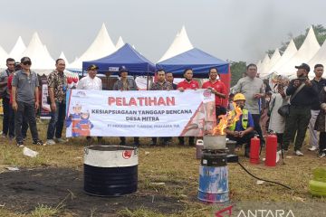 Indocement latih masyarakat desa padamkan api
