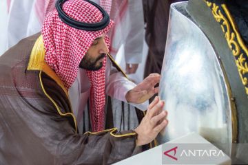 Putra Mahkota Saudi Mohammed bin Salman membersihkan dan mencuci Ka'bah