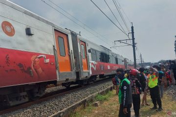 Pria tanpa identitas tewas tertabrak kereta api di Buaran