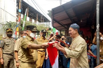 Pemkot Jakbar bagikan 40.000 bendera Merah Putih untuk warga