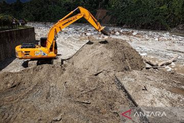 BPBD operasikan empat alat berat keruk sungai Tolai antisipasi banjir