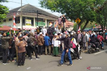 Pendukung Bahar Smith padati PN Bandung jelang sidang vonis