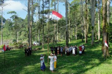Mahasiswa kibarkan bendera Merah Putih di hutan
